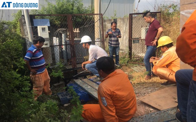 Đội ngũ AT Đông Dương khảo sát thực tế trước khi lắp đặt tủ lọc sóng hài ATELEC tại nhà máy Điện Quang